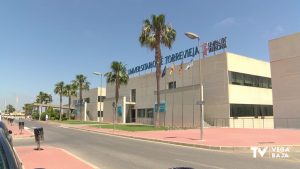 Los profesionales de laboratorio del Hospital de Torrevieja se concentran para pedir la subrogación
