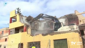 Se derriba el antiguo edificio anexo a Aduanas y el de Capitanía en el puerto de Torrevieja