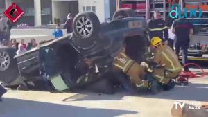 Los bomberos de Torrevieja acercan a estudiantes sus prácticas de rescate en accidentes de tráfico