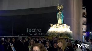 La Purísima sale a la calle rodeada del cariño de miles de torrevejenses