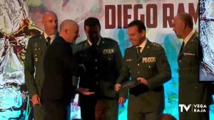 Víctor García Villalgordo y la Guardia Civil de Torrevieja recogen el Premio Diego Ramírez Pastor
