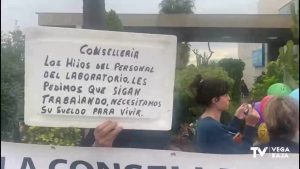 Los trabajadores de laboratorio del Hospital de Torrevieja continúan reclamando la subrogación