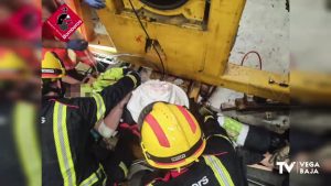 Los bomberos rescatan a un trabajador atrapado en una plataforma de carga en Dolores