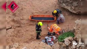 Herido un hombre de 50 años tras sufrir una caída en una cala de Torrevieja