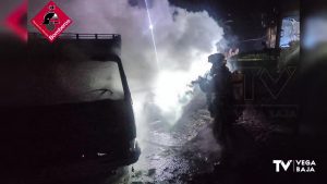 Se incendia en Benejúzar un camión que transportaba leña