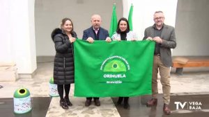 Orihuela recibe la bandera verde para premiar su compromiso con el reciclado de vidrio en verano
