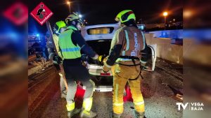 Los bomberos rescatan a una mujer atrapada en un coche que volcó tras chocar contra un bordillo