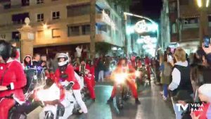 Cientos de "Papá Noel" circulan en moto por Torrevieja por una buena causa