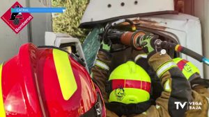 Los bomberos rescatan al conductor de un camión tras sufrir un accidente en Catral