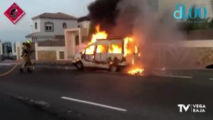 El fuego calcina una furgoneta en Torrevieja