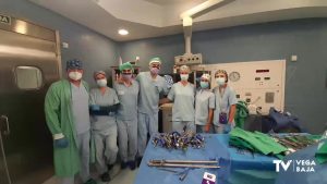 El Hospital de Torrevieja emplea una técnica pionera para corregir la escoliosis de una paciente