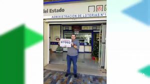 Pilar de la Horadada vende un décimo del 87.092, uno de los quintos premios de la Lotería de Navidad