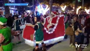 Papá Noel recorre las calles de Los Montesinos con su trineo