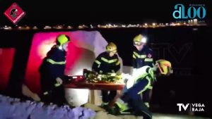 Rescatan a un pescador tras caer al mar en la punta del espigón del puerto de Torrevieja