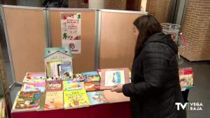 Intercambio solidario de libros para ayudar a familias necesitadas de Almoradí