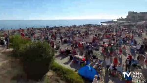 Cientos de ciudadanos celebran la Navidad en la playa de la Zenia