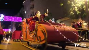 Torrevieja dio la bienvenida a Papa Noel con un mágico desfile