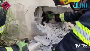 Los bomberos logran salvar la vida de un pequeño gato que estaba atrapado entre dos muros