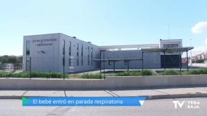 La Policía Local de Orihuela salva la vida a un bebé que se estaba ahogando