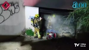 El fuego calcina una casa abandonada en la urbanización Torreta Florida de Torrevieja