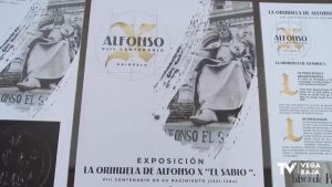 El ayuntamiento de Orihuela lleva la figura de Alfonso X a los centros educativos