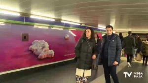 Torrevieja rotula con la imagen de su Laguna Rosa la estación de Metro de Gran Vía en Madrid