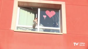 El corazón dibujado en la ventana de una residencia de Catral mantiene unidos a padre e hija