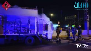 Los bomberos apagan el fuego originado dentro de un camión de la basura en Torrevieja