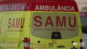 El SAMU asiste a un hombre de 34 años herido al colisionar su moto y un coche en Torrevieja