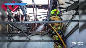 El fuego destruye el techo de una casa en Almoradí