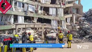 Los bomberos de Alicante empiezan la búsqueda de personas atrapadas  tras el terremoto de Turquía