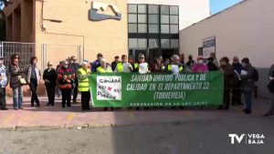 Reclaman mejoras en Atención Primaria a las puertas del centro de salud La Loma de Torrevieja