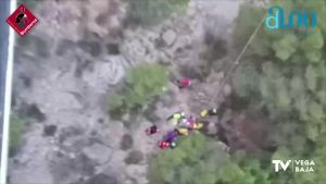Una mujer que estaba haciendo rapel en el barranco de Sanes (Orihuela) es rescatada en helicóptero