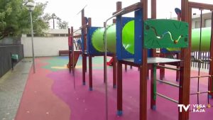 Se remodela el parque infantil frente al centro de salud de Benejúzar