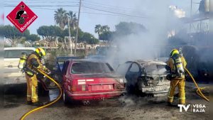 Arden dos vehículos en un parking de un polígono industrial de Daya Vieja