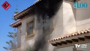 Un incendio de vivienda en Orihuela Costa obliga a movilizar tres dotaciones de bomberos