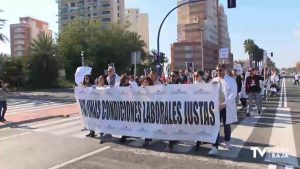 Los trabajadores del departamento de Torrevieja se manifiestan por un convenio "digno y justo"