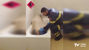 Los bomberos socorren a un hombre de 68 años que se había caído en el baño de una casa de Orihuela