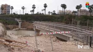 La nueva pasarela peatonal que une Mil Palmeras con Torre de la Horadada estará acabada para verano
