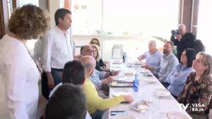Carlos Mazón asiste en Torrevieja a la comida comarcal con alcaldes, portavoces y candidatos del PP