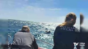 Rescatan a dos mujeres en Torrevieja atrapadas en el mar mientras hacían paddle surf