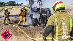 Dos dotaciones de bomberos intervienen en el incendio de un tractor en Almoradí