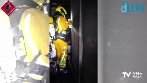 Los bomberos intervienen en el incendio de una vivienda en Pilar de la Horadada