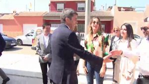 Benijófar recibe la visita de Carlos Mazón ante la apertura del salón social polivalente