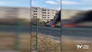 Un coche se incendia en los accesos a Guardamar del Segura
