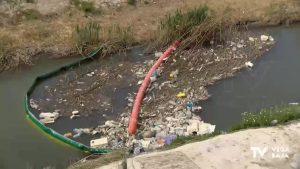 Nueva barrera en el cauce urbano del río Segura para evitar el paso de residuos flotantes