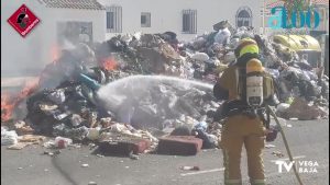 Arde la carga de un camión de basura en Torrevieja y se vacía en la calle para evitar un incendio