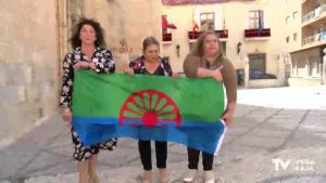 La bandera del pueblo gitano luce en los ayuntamientos de la Vega Baja