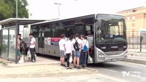 Los jóvenes de la Vega Baja acuden en autobuses organizados a la celebración del Bando de la Huerta