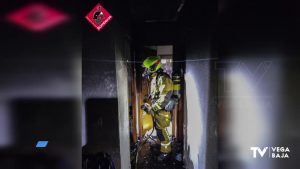 Una mujer es atendida por inhalación de humo tras un incendio en una vivienda de Torrevieja